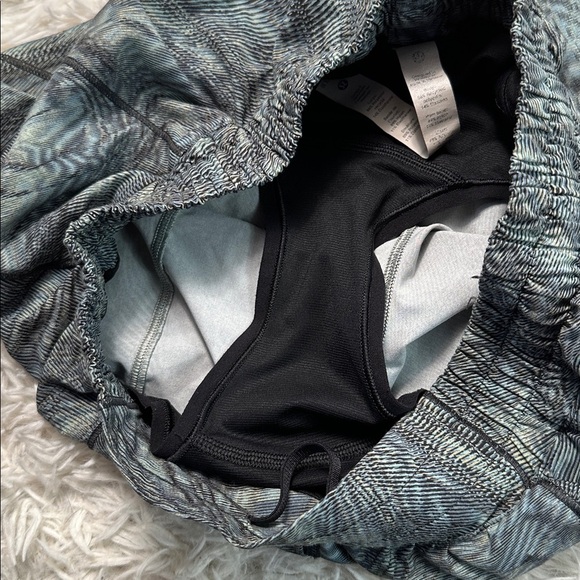 Lululemon Hotty Hot Low Rise Short 4" Dimensional Icing Blue Multi / Black - Picture 3 of 6